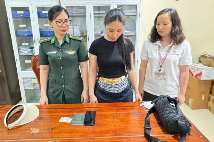 4kg vàng trên được chia thành các thỏi nhỏ, bọc trong túi vải buộc ngang trước bụng nhằm qua mắt lực lượng chức năng.
