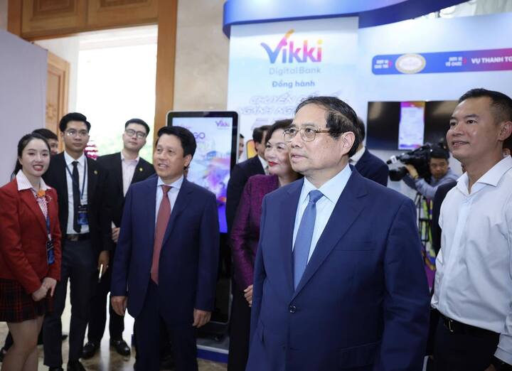 Thủ tướng Phạm Minh Chính đánh giá các gian hàng triển lãm tại sự kiện năm nay cho thấy sự tiến bộ rõ rệt, lớn mạnh, phát triển của các ngân hàng trong chuyển đổi số.