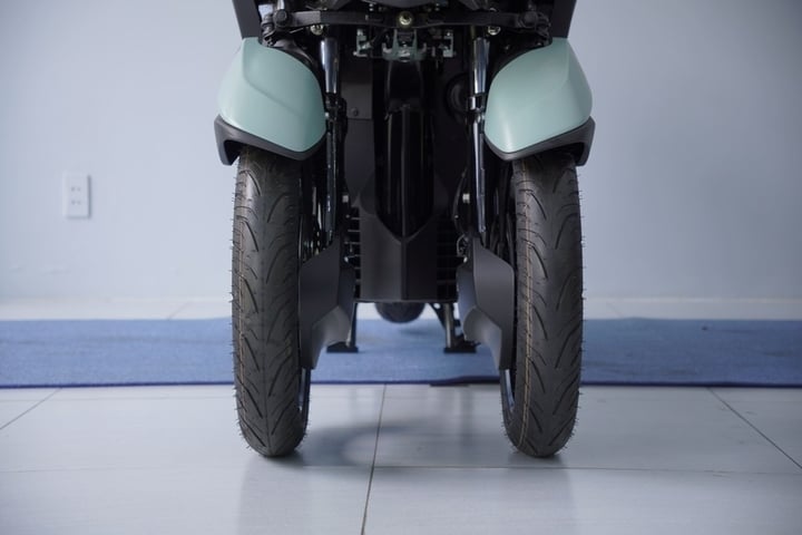 Cận cảnh mẫu xe tay ga Yamaha có bánh kép độc lạ - 3