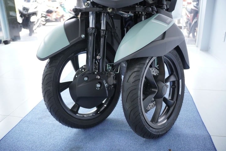 Cận cảnh mẫu xe tay ga Yamaha có bánh kép độc lạ - 2