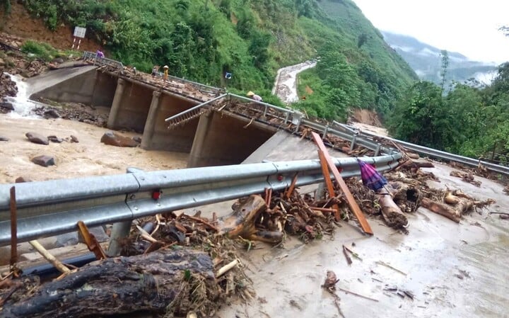 Đêm 29/5, trên địa bàn các huyện miền núi Tương Dương, Kỳ Sơn, Quế Phong (Nghệ An) đã có mưa lớn và lũ quét, gây thiệt hại nặng nề về nhà cửa, công trình giao thông.