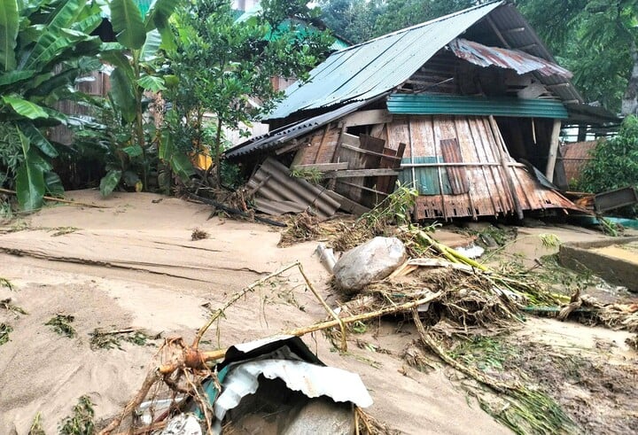 Một nhà dân bị lũ quét tàn phá.