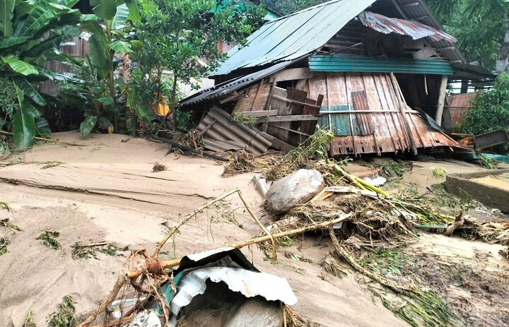 Theo thống kê ban đầu, tại xã Nhôn Mai (huyện Tương Dương) có 15 ngôi nhà bị hư hỏng nặng