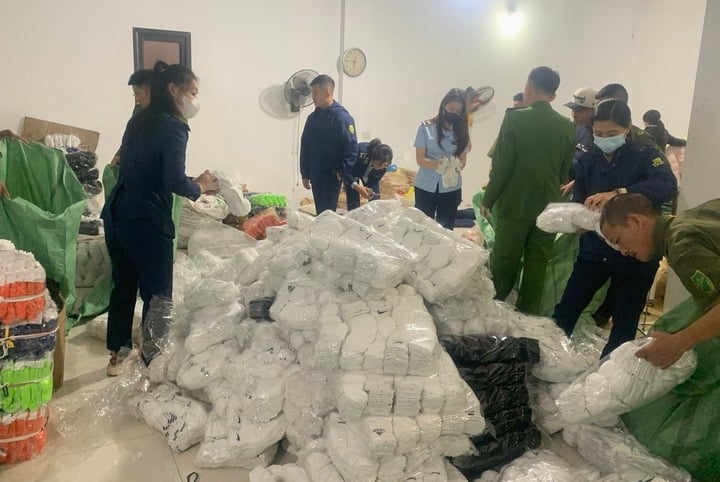 Số tất giả bị thu giữ.