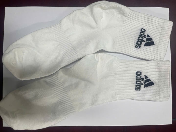 Đôi tất giả nhãn hiệu Adidas do Thiện sản xuất.