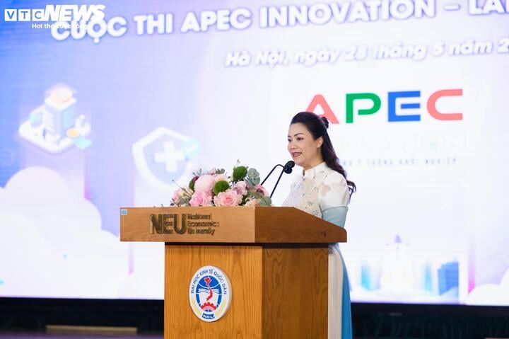 Thạc sĩ Nguyễn Thị Minh Thu, Phó Viện trưởng Viện Doanh nhân APEC, Trưởng Ban tổ chức cuộc thi phát biểu tại lễ tổng kết, trao giải.