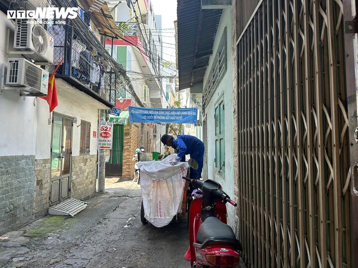 Đơn vị thu gom rác đến từng hộ gia đình để thu dọn rác.