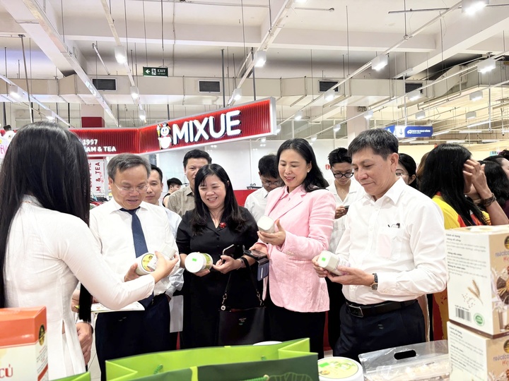 Lãnh đạo tỉnh Quảng Trị, Sở Công Thương TP.HCM và lãnh đạo Saigon Co.op tham quan gian hàng tại ngày hội.