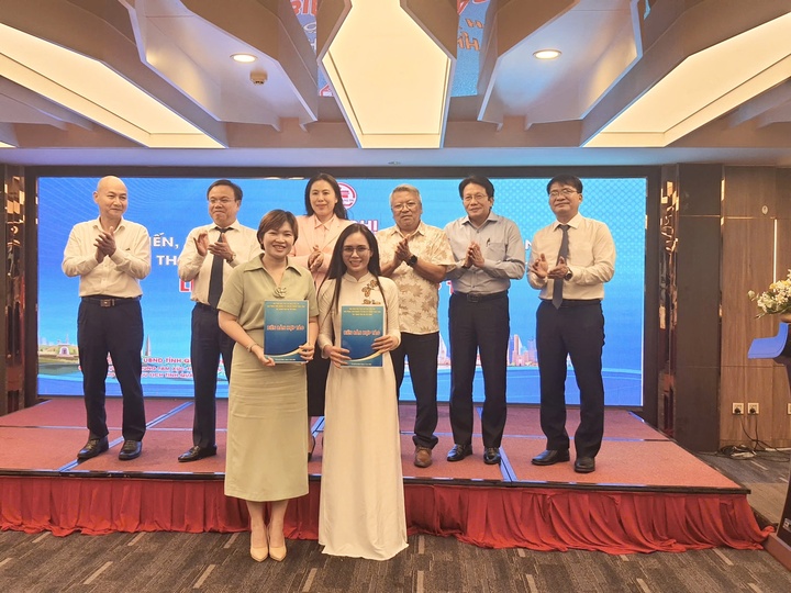 Đại diện Saigon Co.op cùng các doanh nghiệp, Hợp tác xã tiêu biểu của tỉnh Quảng Trị ký kết tiêu thụ sản phẩm OCOP, đặc trưng tỉnh Quảng Trị.