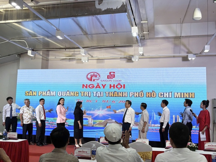 Đại biểu thực hiện nghi thức khởi động Ngày hội sản phẩm Quảng Trị tại TP.HCM.