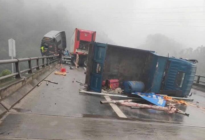 Vụ tai nạn khiến các phương tiện di chuyển qua tuyến đường gặp khó khăn.