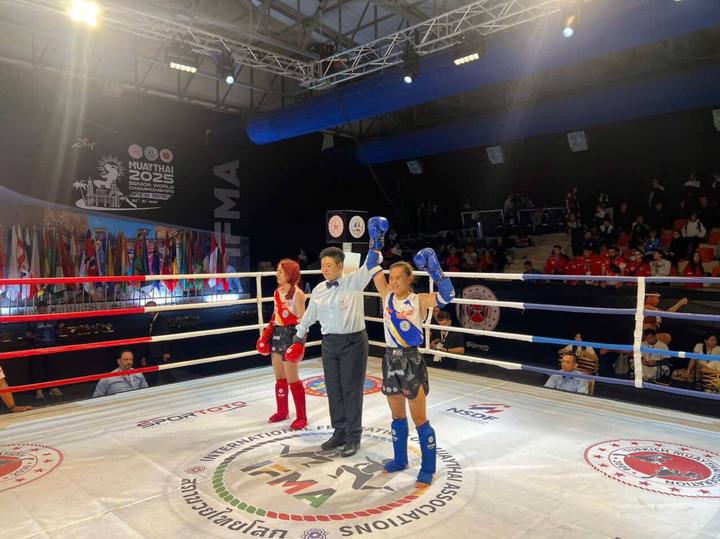 Võ sĩ Huỳnh Hà Hữu Hiếu giành HCV thế giới Muay hạng 45 kg nữ - Ảnh: Giap Thang