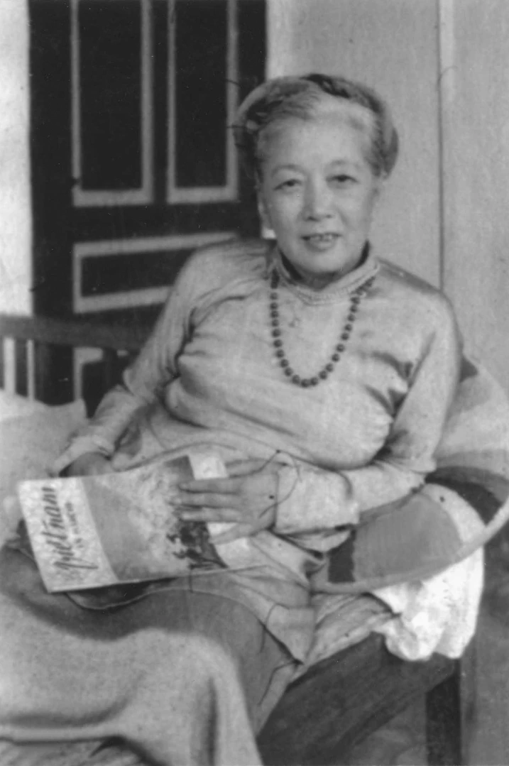 Năm 1961, bà trở về Việt Nam, làm việc tại thư viện tỉnh Bắc Giang – nơi từng là quê hương cha bà. Tại đây, bà viết hồi ký "Kỷ niệm thời thơ ấu" (1963), ghi lại những ký ức của một người con sinh ra trong kháng chiến, lớn lên giữa những tầng lớp xã hội khác nhau.