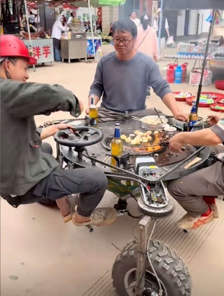 Anh thường sử dụng các vật liệu bỏ đi như thép phế liệu, phụ tùng xe máy cũ và mảnh vụn xây dựng để chế tạo xe. Đây là bàn nướng BBQ có bánh xe. (Ảnh: Douyin)