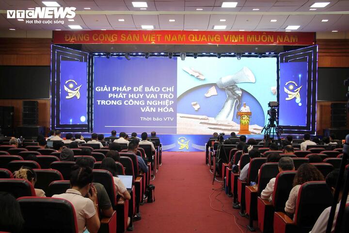 Các diễn giả trình bày tham luận tại diễn đàn