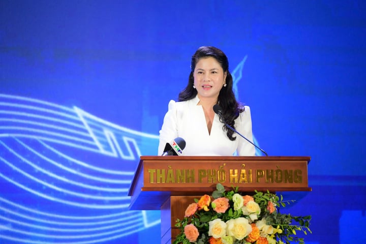 Bà Trần Thị Hoàng Mai - Giám đốc Sở Văn hóa - Thể thao và Du lịch Hải Phòng phát biểu tham luận tại diễn đàn.