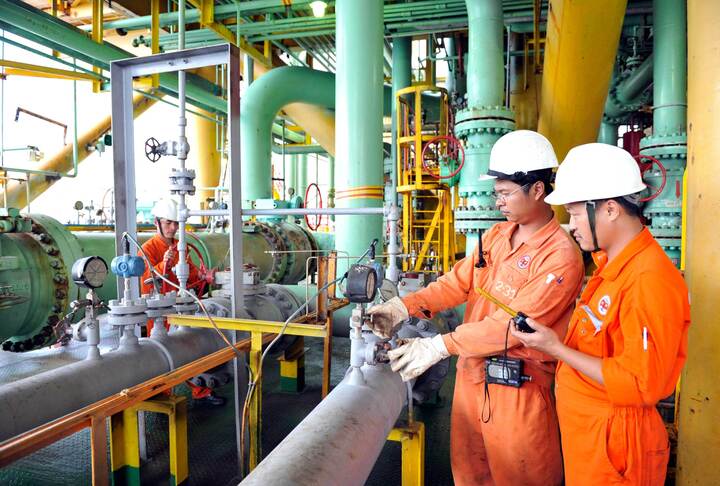 Kỹ sư, công nhân Tập đoàn Dầu khí Việt Nam vận hành hệ thống khai thác dầu khí tại Giàn Công nghệ trung tâm số 2 mỏ Bạch Hổ.
