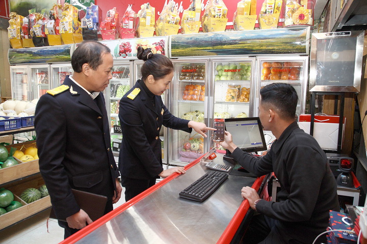 Hộ kinh doanh có doanh thu từ 1 tỷ đồng mỗi năm bắt buộc dùng hóa đơn điện tử. (Ảnh minh họa)