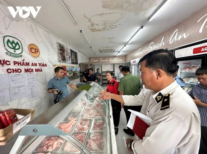 Cơ quan chức năng tiến hành kiểm tra cửa hàng thực phẩm C.P thuộc Công ty Cổ phần Chăn nuôi C.P. Việt Nam tại thị trấn Mỹ Xuyên, huyện Mỹ Xuyên. (Ảnh: Thạch Hồng/VOV-ĐBSCL)