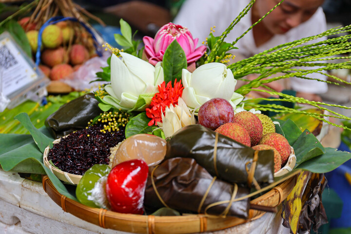 Bán cả trăm mâm cúng ngũ sắc trong ngày Tết Đoan ngọ