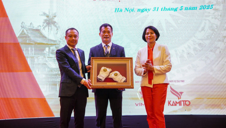 Ông Ngô Đức Quỳnh (giữa) tái đắc cử vị trí Chủ tịch Liên đoàn võ thuật tổng hợp Việt Nam