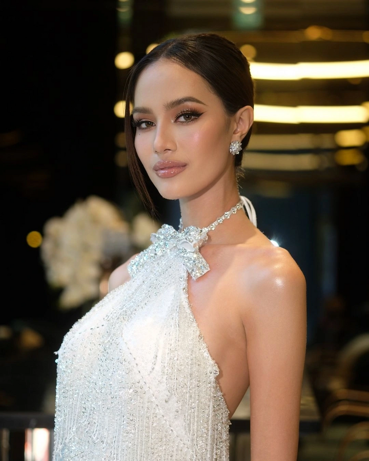 Song song hành trình thi nhan sắc, cô còn kinh doanh, điều hành khách sạn gia đình tại Phuket.