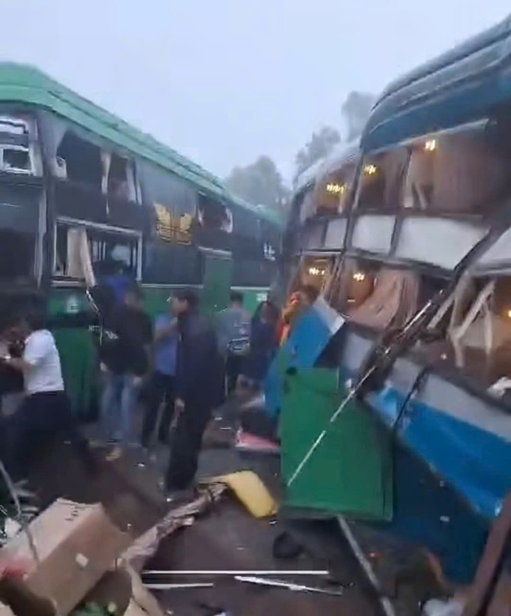 Nhiều hành khách hoảng loạn, đập cửa thoát thân.