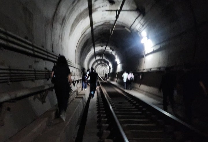 Hành khách sơ tán qua đường hầm sau khi xảy ra vụ cháy nghi do đốt phá trên tàu điện ngầm Seoul giữa ga Yeouinaru và Mapo, ngày 31/5/2025. Ảnh: Yonhap Hành khách sơ tán qua đường hầm sau khi xảy ra vụ cháy nghi do đốt phá trên tàu điện ngầm Seoul giữa ga Yeouinaru và Mapo, ngày 31/5/2025. Ảnh: Yonhap