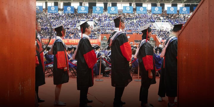 Newly graduated PhDs line up to receive their degrees at Jinan University in Guangzhou, Guangdong Province, China. (Photo: Guo Jialiang/VCG)