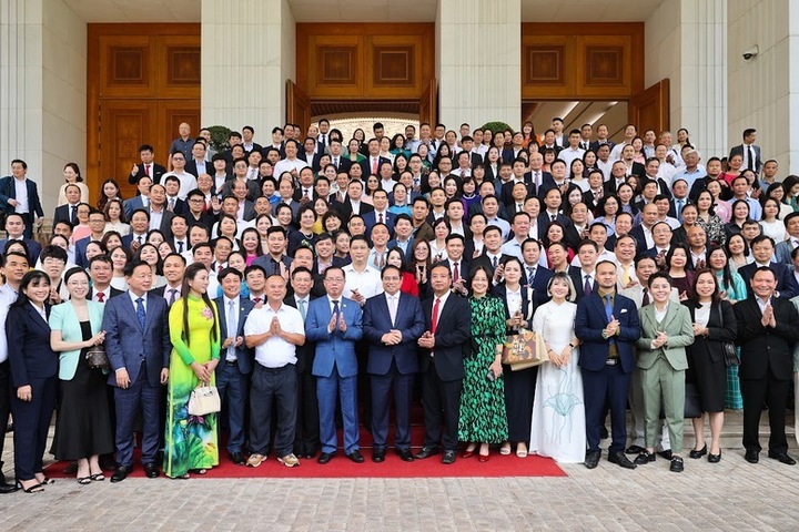 Thủ tướng chụp ảnh lưu niệm cùng các doanh nghiệp. (Ảnh: VGP/Nhật Bắc)