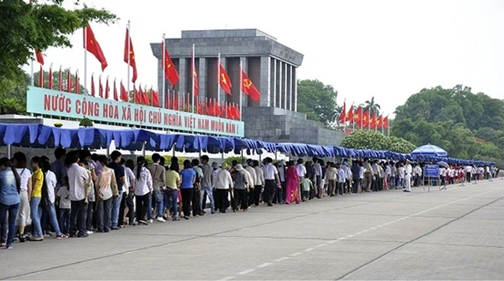 Từ ngày 2/8/2025, Bộ Tư lệnh Lăng Chủ tịch Hồ Chí Minh tiếp tục tổ chức lễ viếng Chủ tịch Hồ Chí Minh theo kế hoạch thường xuyên.