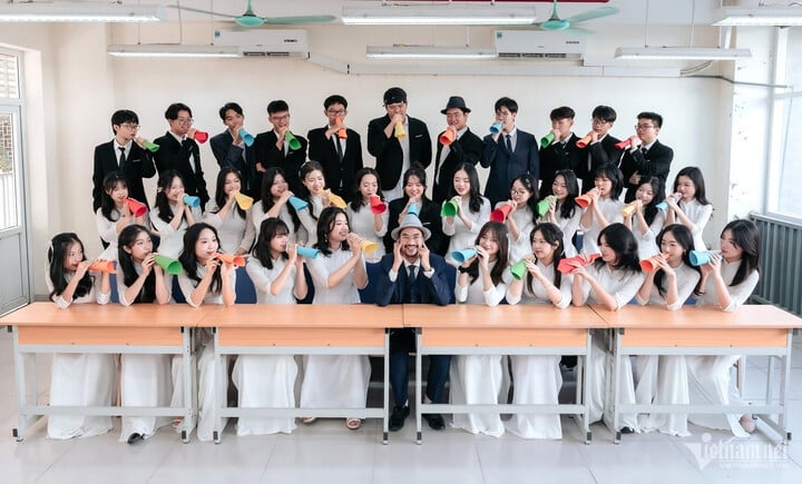 Tập thể lớp 12 Sinh Trường THPT Chuyên ĐH Sư phạm cùng thầy giáo chủ nhiệm Nguyễn Thành Công (chính giữa, hàng đầu). Ảnh: NVCC