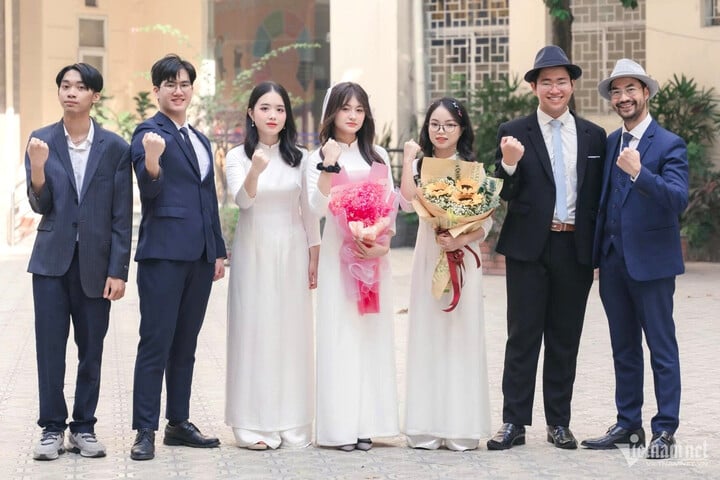 Thầy Nguyễn Thành Công (phải) cùng 6 học sinh đội tuyển học sinh giỏi Sinh học với 3 giải Nhất, 2 giải Nhì, 3 giải Ba và 1 giải Khuyến khích. Ảnh: NVCC