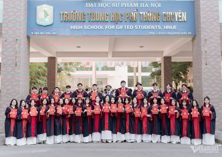 Không chỉ học tốt, tập thể lớp 12 Sinh của Trường THPT Chuyên ĐH Sư phạm rất đoàn kết và yêu thương lẫn nhau. Ảnh: NVCC