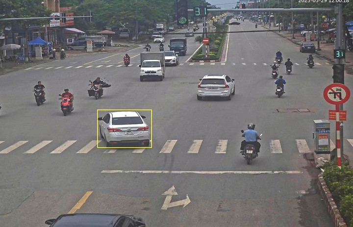 Xe ô tô vi phạm rẽ trái tại nơi có biển báo hiệu cấm rẽ tại Ngã tư Xương Giang – Vương Văn Trà – Quang Trung, TP Bắc Giang. (Ảnh: Công an Bắc Giang)