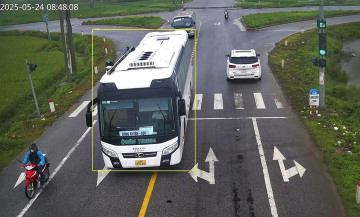 Xe ô tô lấn làn, đè vạch kẻ đường tại đường Vành đai IV, huyện Hiệp Hòa, tỉnh Bắc Giang. (Ảnh Công an Bắc Giang).