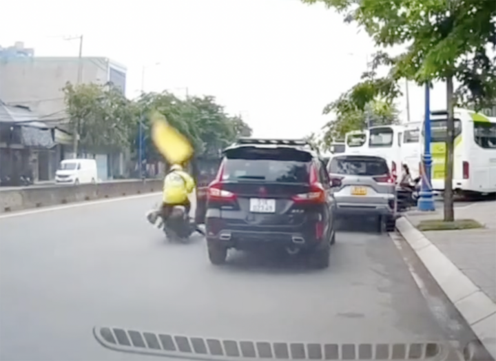 Tài xế mở cửa ô tô không an toàn nhưng "ăn vạ" yêu cầu xe ôm công nghệ bồi thường 3 triệu đồng và khi CSGT vào cuộc thì tài xế bị phạt nặng. (Ảnh: Cắt từ clip)