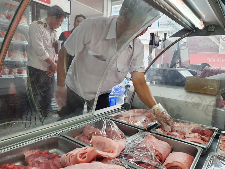 Thịt heo tại một dđiểm kinh doanh ở TP Sóc Trăng cũng đã được lấy mẫu xét nghiệm. (AẢnh: D. Khang)