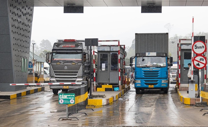 Nông sản Việt vào mùa, xe hàng nườm nượp đổ lên cửa khẩu Lạng Sơn