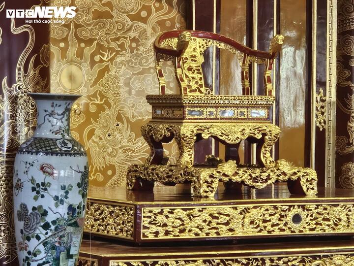 Sau khi ngai vua triều Nguyễn bị phá hoại, Trung tâm Bảo tồn Di tích tạm thời sử dụng bản phục chế của bảo vật để trưng bày trên Điện Thái Hoà (Đại nội Huế) để phục vụ du khách tham quan. (Ảnh: NV)