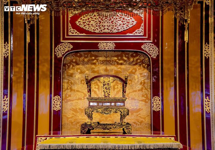 Bảo vật quốc gia ngai vua triều Nguyễn trước khi bị phá hoại. (Ảnh: Lê Hoàng)