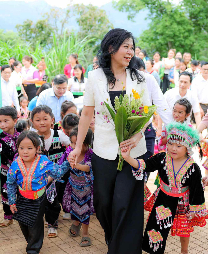 Các em nhỏ đồng bào dân tộc chào đón Phu nhân Ngô Phương Ly. (Ảnh: Văn Quyết)