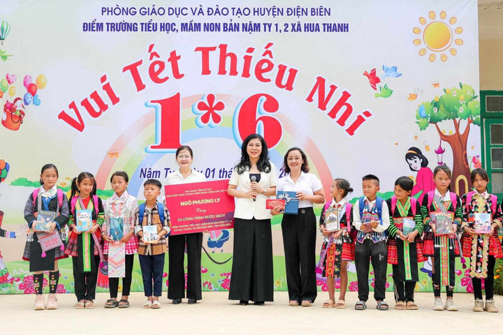 Phu nhân Ngô Phương Ly trao quà cho cô và trò điểm trường mầm non, tiểu học Nậm Ty 1, 2 xã Hua Thanh. (Ảnh: Văn Quyết)