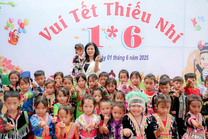 Phu nhân Ngô Phương Ly chung vui cùng các em nhỏ. (Ảnh: Văn Quyết)