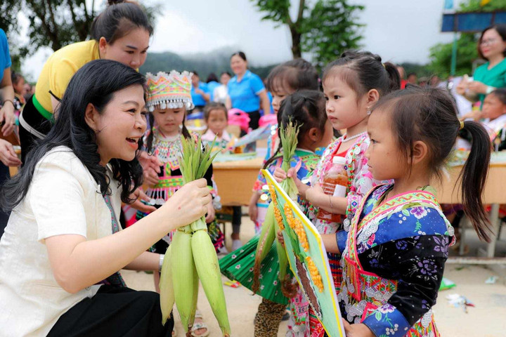 Các em nhỏ tặng nông sản và đồ thủ công cho Phu nhân Ngô Phương Ly. (Ảnh: Văn Quyết)
