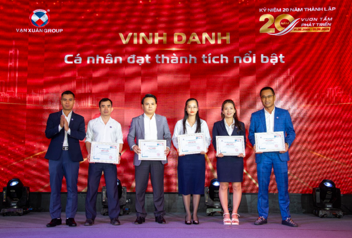 Tri ân sự đồng hành gắn bó và tưởng thưởng những thành tích vượt trội nhân dịp kỷ niệm 20 năm thành lập.