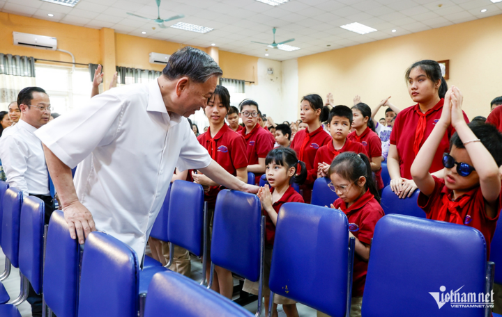 Tổng Bí thư ân cần hỏi thăm các em học sinh.