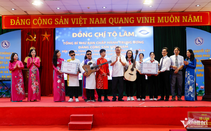 Tổng Bí thư Tô Lâm tặng quà và 2 cây đàn guitar cho hai trường.