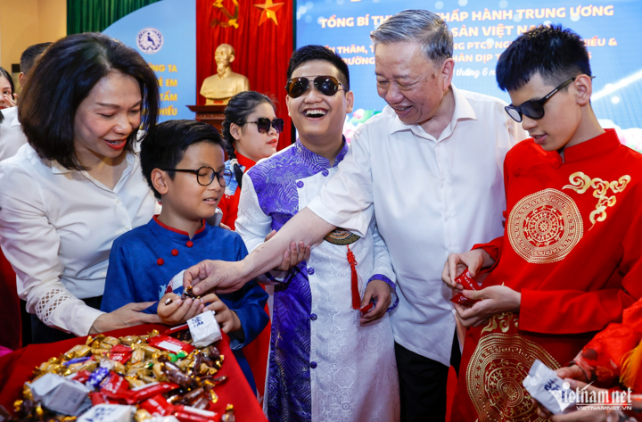 Tổng Bí thư chia kẹo, chung vui với các em học sinh khuyết tật.