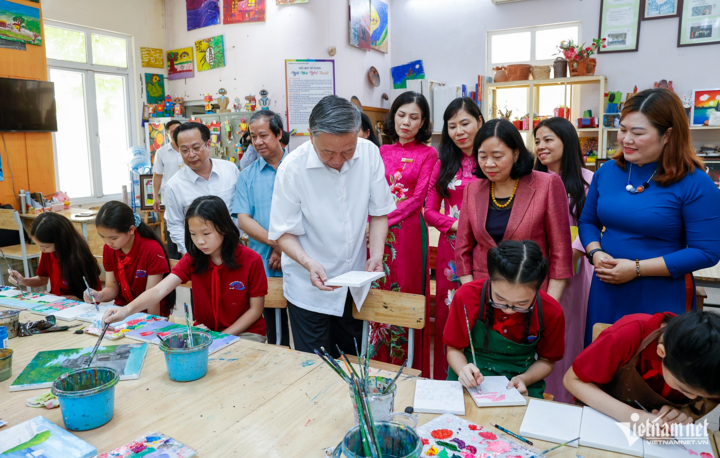 Tổng Bí thư Tô Lâm tham quan ngôi nhà nghệ thuật dành cho học sinh khiếm thị của trường.